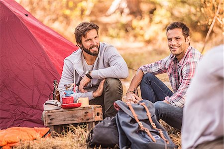 simsearch:614-08879509,k - Men camping together in forest, Deer Park, Cape Town, South Africa Fotografie stock - Premium Royalty-Free, Codice: 649-08576297