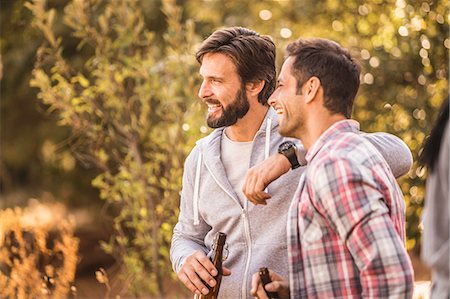 Two men drinking beer in forest, Deer Park, Cape Town, South Africa Foto de stock - Sin royalties Premium, Código: 649-08576291