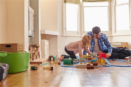simsearch:649-07805056,k - Father and daughter playing with toy train set Photographie de stock - Premium Libres de Droits, Code: 649-08576369