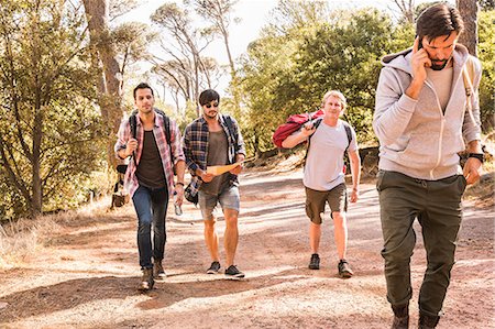 simsearch:649-08422994,k - Man talking on smartphone whilst hiking with friends in forest, Deer Park, Cape Town, South Africa Photographie de stock - Premium Libres de Droits, Code: 649-08576592