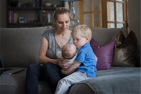 preschooler - Mother helping son to hold his baby brother Foto de stock - Sin royalties Premium, Código: 649-08576678