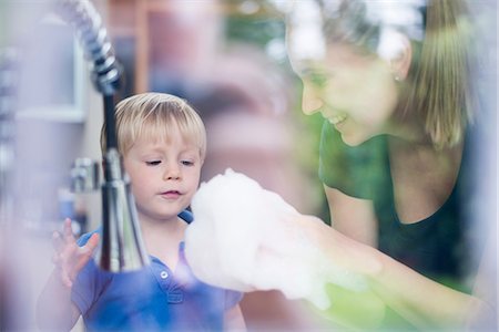 simsearch:649-08576682,k - Mother and son doing washing up together, playing with bubbles Fotografie stock - Premium Royalty-Free, Codice: 649-08576686