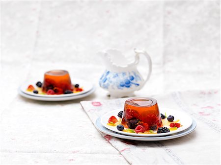 raspberry jelly - Fruit jelly dessert with fresh fruit, on plate Foto de stock - Sin royalties Premium, Código: 649-08576705