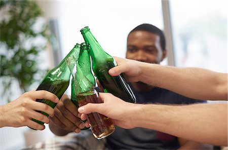Hands of group of men making a toast with beer bottles Stockbilder - Premium RF Lizenzfrei, Bildnummer: 649-08576814