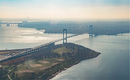 simsearch:614-08329562,k - Aerial view of bridge crossing East river, New York, USA Photographie de stock - Premium Libres de Droits, Code: 649-08576819