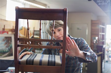 renewable - Woman in workshop examining chair Photographie de stock - Premium Libres de Droits, Code: 649-08576904