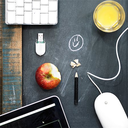 simsearch:700-03451457,k - Overhead view computer equipment, apple and orange juice on blackboard surface Photographie de stock - Premium Libres de Droits, Code: 649-08576914