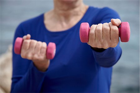 Mature woman outdoors, exercising with hand weights Fotografie stock - Premium Royalty-Free, Codice: 649-08577017