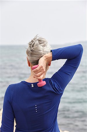simsearch:649-08577001,k - Mature woman beside sea, exercising with hand weights, rear view Fotografie stock - Premium Royalty-Free, Codice: 649-08577019