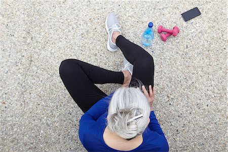 simsearch:614-06813943,k - Mature woman sitting outdoors, hand weights, water and smartphone beside her, elevated view Photographie de stock - Premium Libres de Droits, Code: 649-08577023