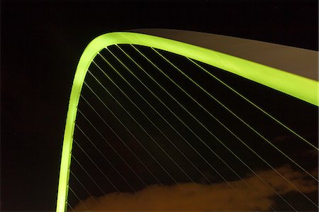 Millennium Bridge at night, Newcastle, UK Foto de stock - Royalty Free Premium, Número: 649-08577104