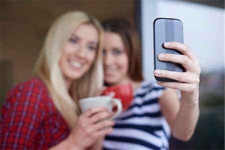 simsearch:614-08641560,k - Two female friends, drinking coffee, outdoors, taking self portrait using smartphone Stockbilder - Premium RF Lizenzfrei, Bildnummer: 649-08577121