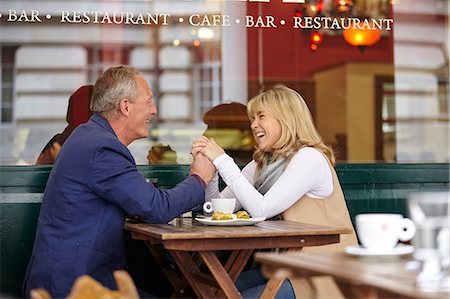 simsearch:649-08577197,k - Mature dating couple holding hands at sidewalk cafe table Foto de stock - Sin royalties Premium, Código: 649-08577196