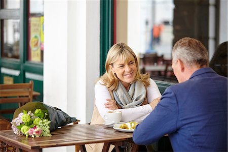 simsearch:614-08884735,k - Mature couple on date chatting at sidewalk cafe table Photographie de stock - Premium Libres de Droits, Code: 649-08577193