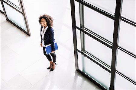 High angle view of businesswoman arriving in  office entrance Photographie de stock - Premium Libres de Droits, Code: 649-08577374