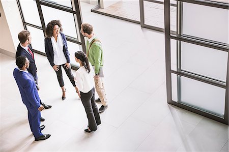 High angle view of businessmen and women having discussion at office entrance Stockbilder - Premium RF Lizenzfrei, Bildnummer: 649-08577382