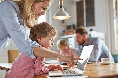 Parents and sons working in home office Photographie de stock - Premium Libres de Droits, Code: 649-08577411