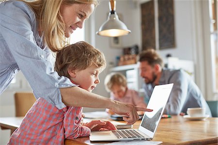 papa multitasking - Parents and sons working in home office Stock Photo - Premium Royalty-Free, Code: 649-08577411