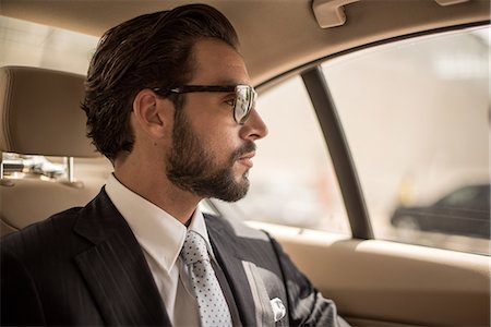 siège arrière - Young businessman looking out from car backseat, Dubai, United Arab Emirates Photographie de stock - Premium Libres de Droits, Code: 649-08577506