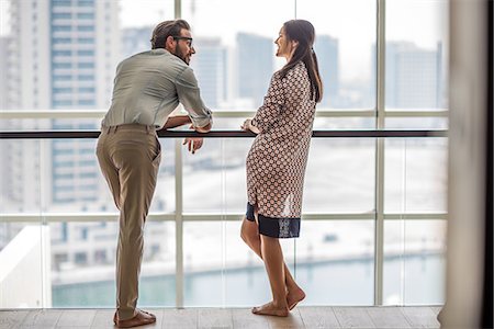 Couple talking in front of hotel room window, Dubai, United Arab Emirates Foto de stock - Sin royalties Premium, Código: 649-08577531