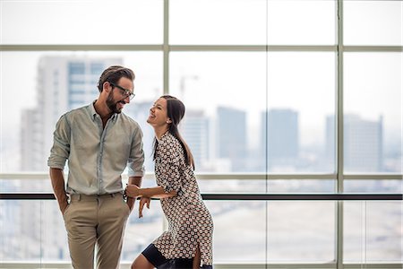 Couple talking in front of hotel room window, Dubai, United Arab Emirates Foto de stock - Sin royalties Premium, Código: 649-08577532