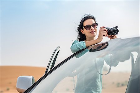 simsearch:649-08577597,k - Female tourist photographing over off road vehicle in desert, Dubai, United Arab Emirates Photographie de stock - Premium Libres de Droits, Code: 649-08577589