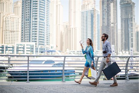 simsearch:649-09078412,k - Couple strolling on waterfront carrying shopping bags, Dubai, United Arab Emirates Fotografie stock - Premium Royalty-Free, Codice: 649-08577614