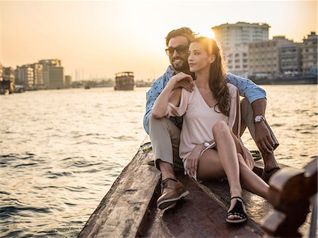 Romantic couple sitting on boat at Dubai marina, United Arab Emirates Foto de stock - Sin royalties Premium, Código: 649-08577650
