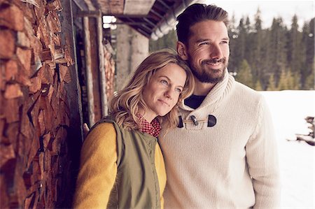 paz y tranquilidad - Couple standing outside log cabin in winter, Elmau, Bavaria, Germany Foto de stock - Sin royalties Premium, Código: 649-08577709