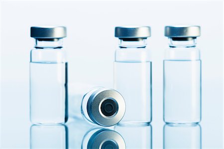 Medical vials. Sealed vials are typically used for storage and distribution of injectable medications (such as vaccines, etc) Foto de stock - Sin royalties Premium, Código: 649-08577701