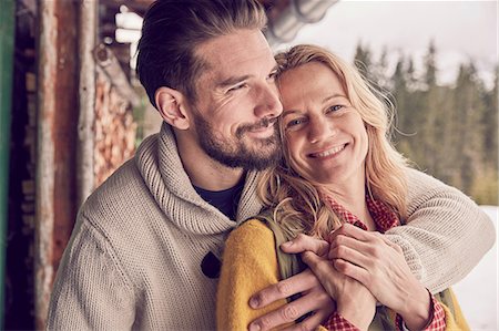 Portrait of romantic couple standing outside log cabin in winter, Elmau, Bavaria, Germany Photographie de stock - Premium Libres de Droits, Code: 649-08577711