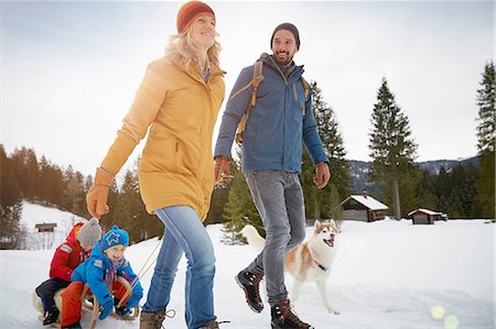 rural life - Parents pulling sons on toboggan in winter landscape, Elmau, Bavaria, Germany Foto de stock - Sin royalties Premium, Código: 649-08577724