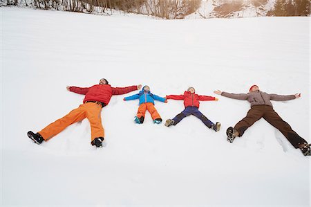 simsearch:614-08878862,k - Parents and sons lying in snow covered landscape, Elmau, Bavaria, Germany Fotografie stock - Premium Royalty-Free, Codice: 649-08577746