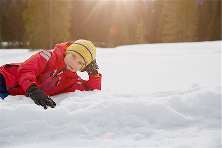 simsearch:614-09212275,k - Portrait of boy lying on snow, Elmau, Bavaria, Germany Photographie de stock - Premium Libres de Droits, Code: 649-08577751