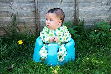 simsearch:614-09253640,k - Portrait of cute baby boy sitting in garden on baby support seat Foto de stock - Sin royalties Premium, Código: 649-08577813