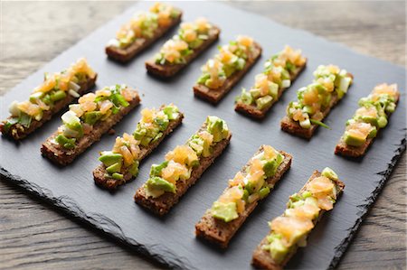 rye bread - Guacamole, smoked salmon and rye bread canapes Photographie de stock - Premium Libres de Droits, Code: 649-08577829