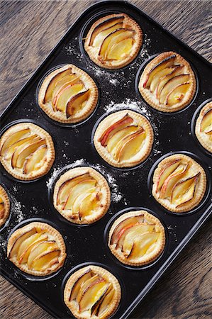 simsearch:649-08824538,k - Overhead view of miniature frangipane apple tarts in baking tray Stockbilder - Premium RF Lizenzfrei, Bildnummer: 649-08577833