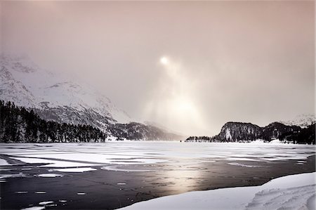 simsearch:649-08949986,k - Sunbeams shining on frozen lake and snow covered mountains, Engadin, Switzerland Photographie de stock - Premium Libres de Droits, Code: 649-08577924