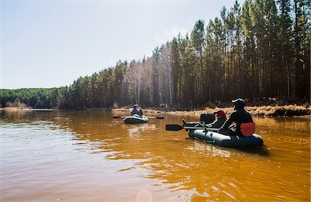 simsearch:6126-09103872,k - Group of friends rowing dinghies on river Foto de stock - Sin royalties Premium, Código: 649-08577949