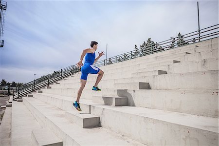 speerwerfer - Young male runner running up stairway Stockbilder - Premium RF Lizenzfrei, Bildnummer: 649-08577985