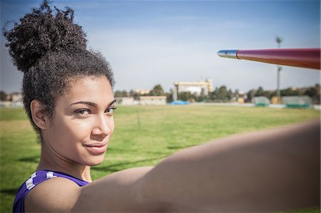speerwerfer - Portrait of young female javelin thrower in sports ground Stockbilder - Premium RF Lizenzfrei, Bildnummer: 649-08577992
