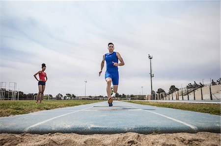 salto em distância - Young male long jumper sprint training at sport facility Foto de stock - Royalty Free Premium, Número: 649-08578011