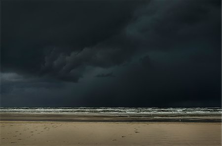 Hailstorm approaching the island of Terschelling from the North Sea, West aan Zee, Friesland, Netherlands Stock Photo - Premium Royalty-Free, Code: 649-08578120