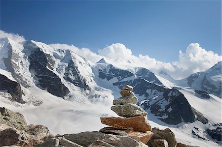 Rocks stacked by snowy rural mountains Foto de stock - Sin royalties Premium, Código: 649-08632249