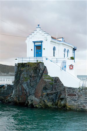 White building on coastal rocks Photographie de stock - Premium Libres de Droits, Code: 649-08632280