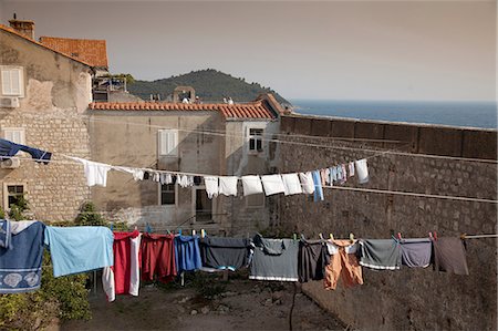 simsearch:6102-07842809,k - Clothes hanging from lines on rooftops Photographie de stock - Premium Libres de Droits, Code: 649-08632412