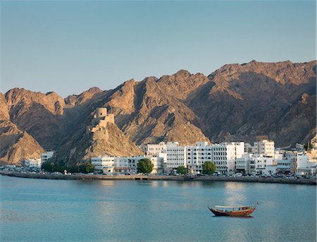 Mountains and Muscat skyline Foto de stock - Sin royalties Premium, Código: 649-08632446