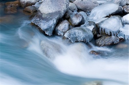 Blurred view of rocky frozen river Photographie de stock - Premium Libres de Droits, Code: 649-08632459
