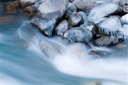 simsearch:649-08632459,k - Blurred view of rocky frozen river Photographie de stock - Premium Libres de Droits, Code: 649-08632459