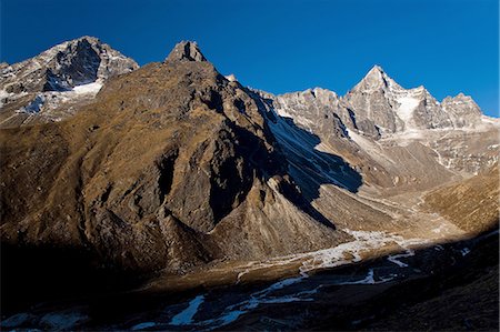 simsearch:649-08632458,k - Snowy mountains overlooking valley Photographie de stock - Premium Libres de Droits, Code: 649-08632465